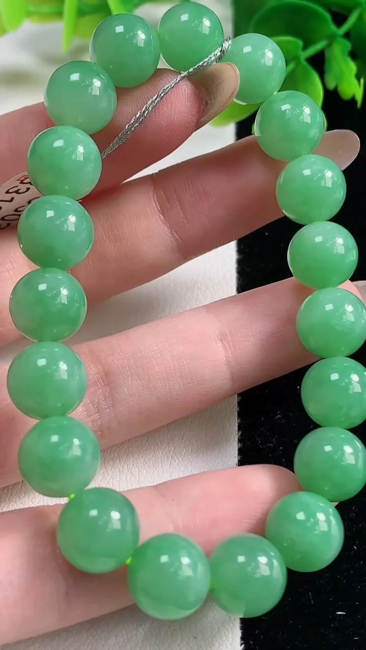 天然A货翡翠圆珠手串，尺寸9.8-19颗，重量:33.16g11月2日
工厂直销收藏佳品,种好水足，色泽均匀，有种有色，上手高大气！