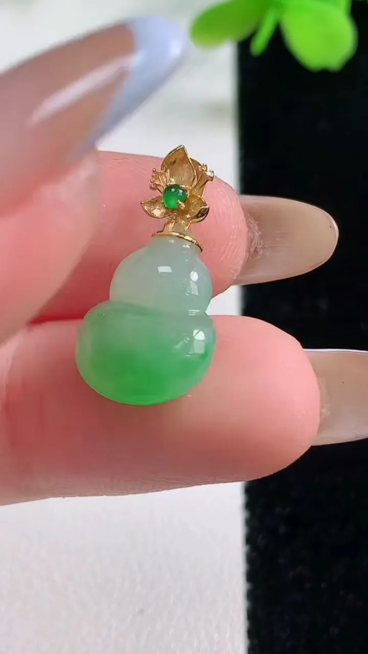 天然A货翡翠葫芦吊坠，尺寸13.4-11.7-3.8，重量:1.30g
11月2日
