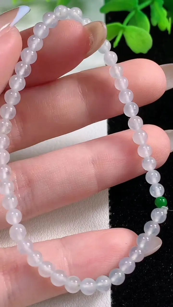 天然A货翡翠种白冰圆珠小米珠手串，尺寸3.8-45颗，重量:4.47g11月2日
工厂直销收藏佳品,