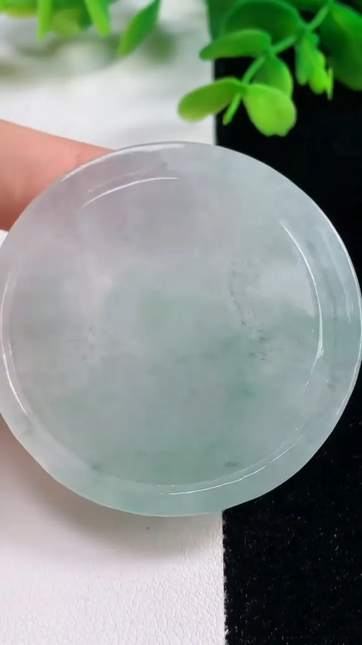 天然A货翡翠冰种飘花观音菩萨吊坠，尺寸54-4.8，重量:29.62g
11月2日