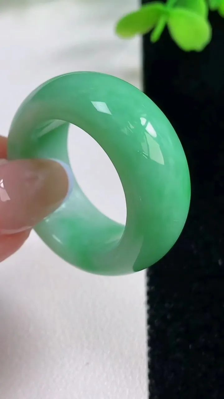 天然A货翡翠指环扳指，尺寸22-11.5-5.7，重量:16.70g2025年11月2日
工厂直销收藏佳品,种好水足，色泽均匀，有种有色，上手高大气！