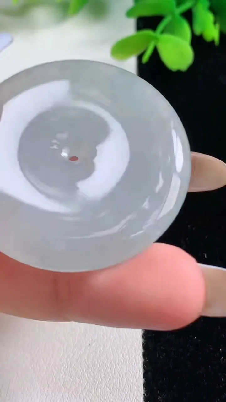 天然A货翡翠平安扣吊坠，尺寸40-5.9，重量:20.98g
11月2日