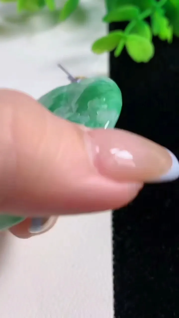 天然A货翡翠山水牌吊坠，尺寸51-4.7，重量:28.68g
11月2日