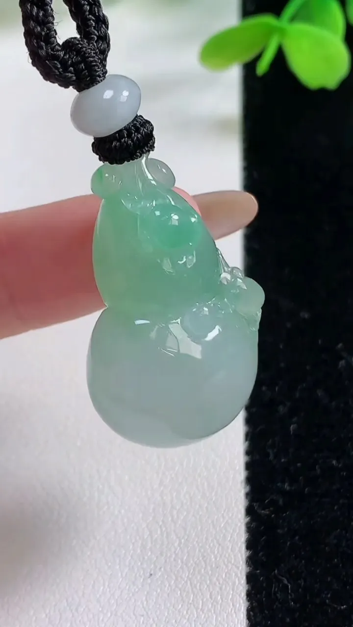 天然A货翡翠葫芦吊坠，尺寸32-19.2-13，重量:16.58g
11月2日