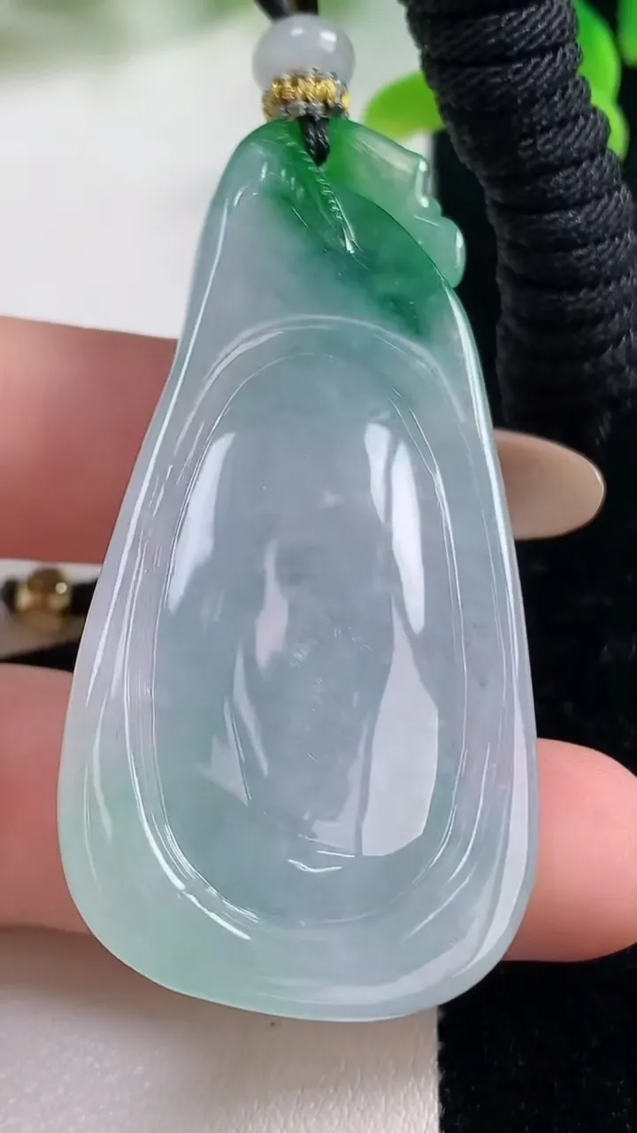 天然A货翡翠梅花鹿吊坠，尺寸55-27.6-13.3，重量:30.95g
11月2日