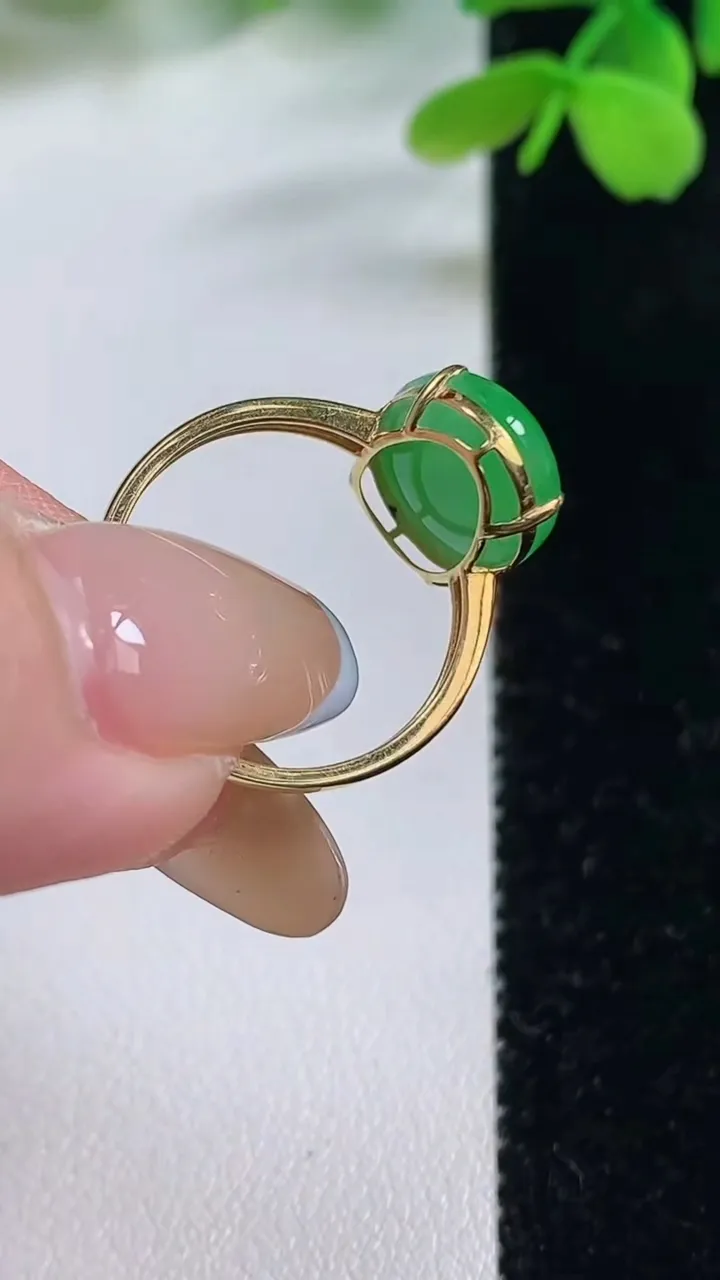 天然A货翡翠蛋面戒指，尺寸17.3-13.6-10-5.8，重量:2.26g2025年11月2日
工厂直销收藏佳品,种好水足，色泽均匀，有种有色，上手高大气！