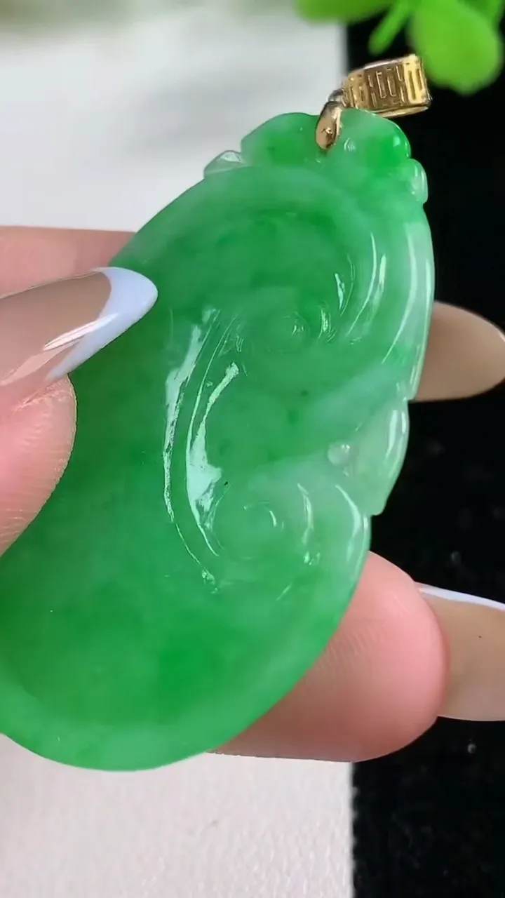 天然A货翡翠如意吊坠，尺寸45-27.3-5，重量:11.13g
11月2日