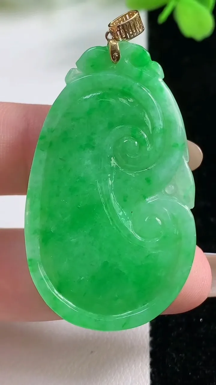 天然A货翡翠如意吊坠，尺寸45-27.3-5，重量:11.13g
11月2日