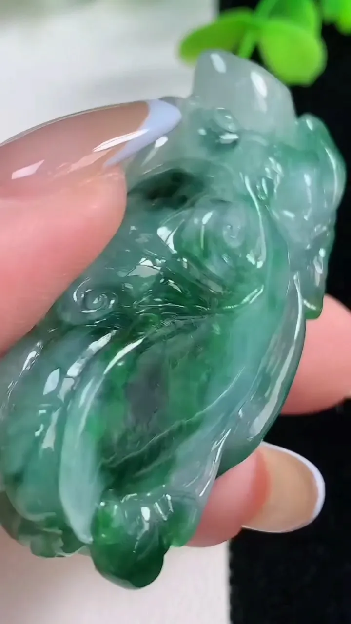 天然A货翡翠佛手瓜吊坠，尺寸53.3-21.3-13，重量:31.43g
11月2日