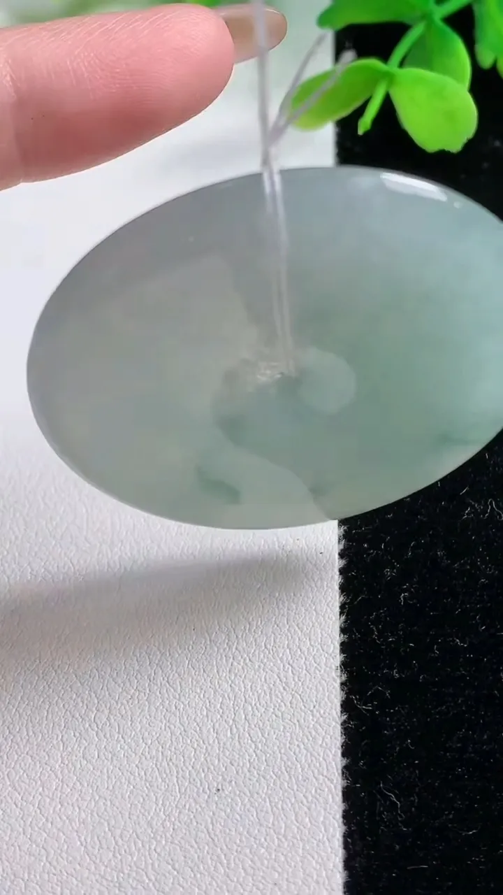 天然A货翡翠冰种飘花平安扣吊坠，尺寸43.6-6.2，重量:24.64g
11月2日