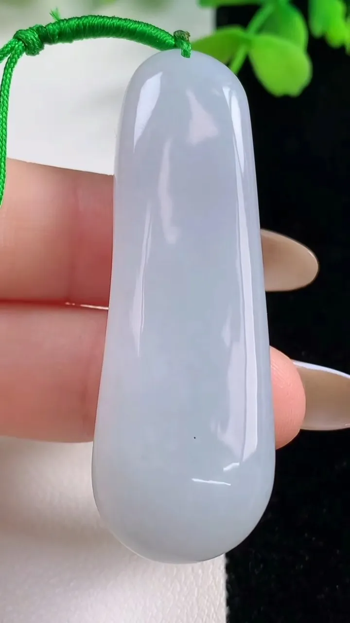 天然A货翡翠无相观音吊坠，尺寸57-17.8-10.5，重量:24.04g
11月2日