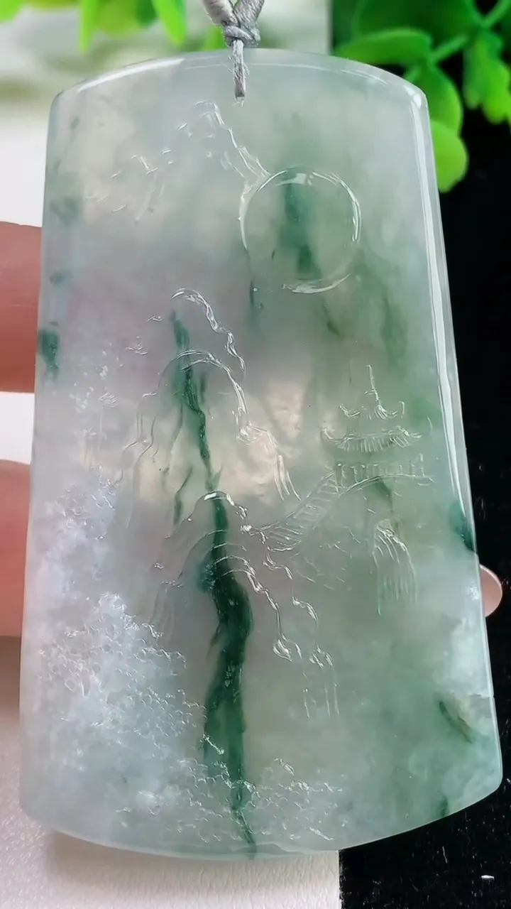 天然A货翡翠种飘花山水牌吊坠，尺寸71-40.8-6.3，重量:43.08g
11月2日
