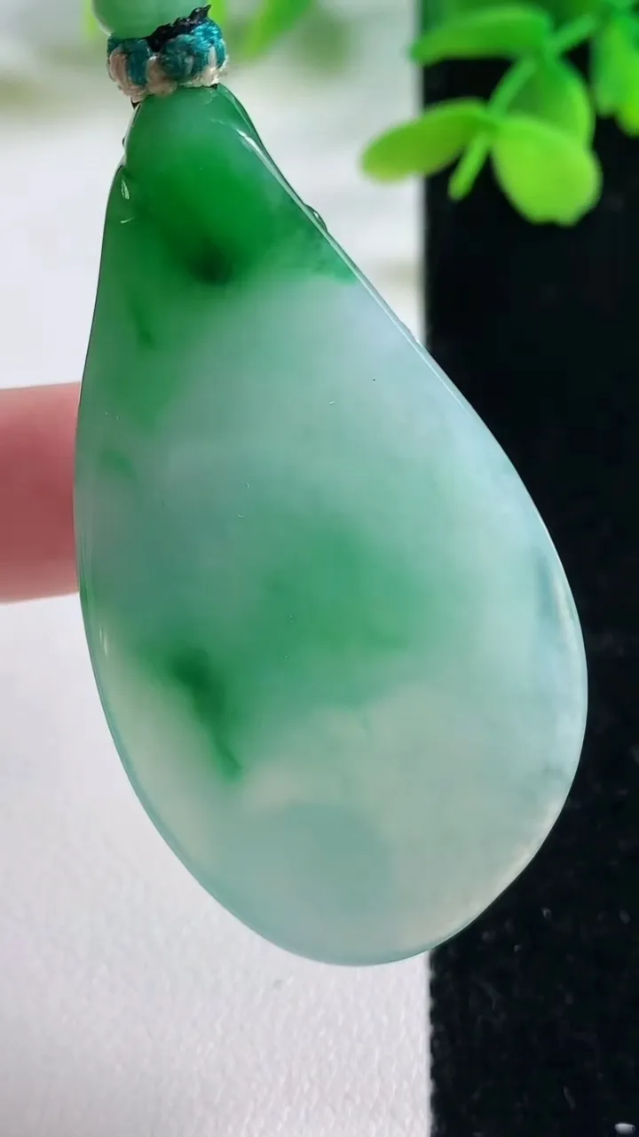 天然A货翡翠生肖羊吊坠，尺寸53.7-28-8.3，重量:21.41g
11月2日