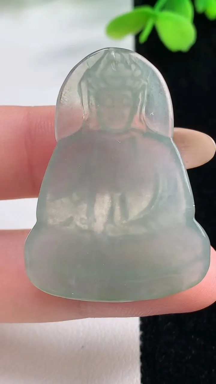 天然A货翡翠观音菩萨吊坠，尺寸39.6-29-4，重量:10.48g
11月2日