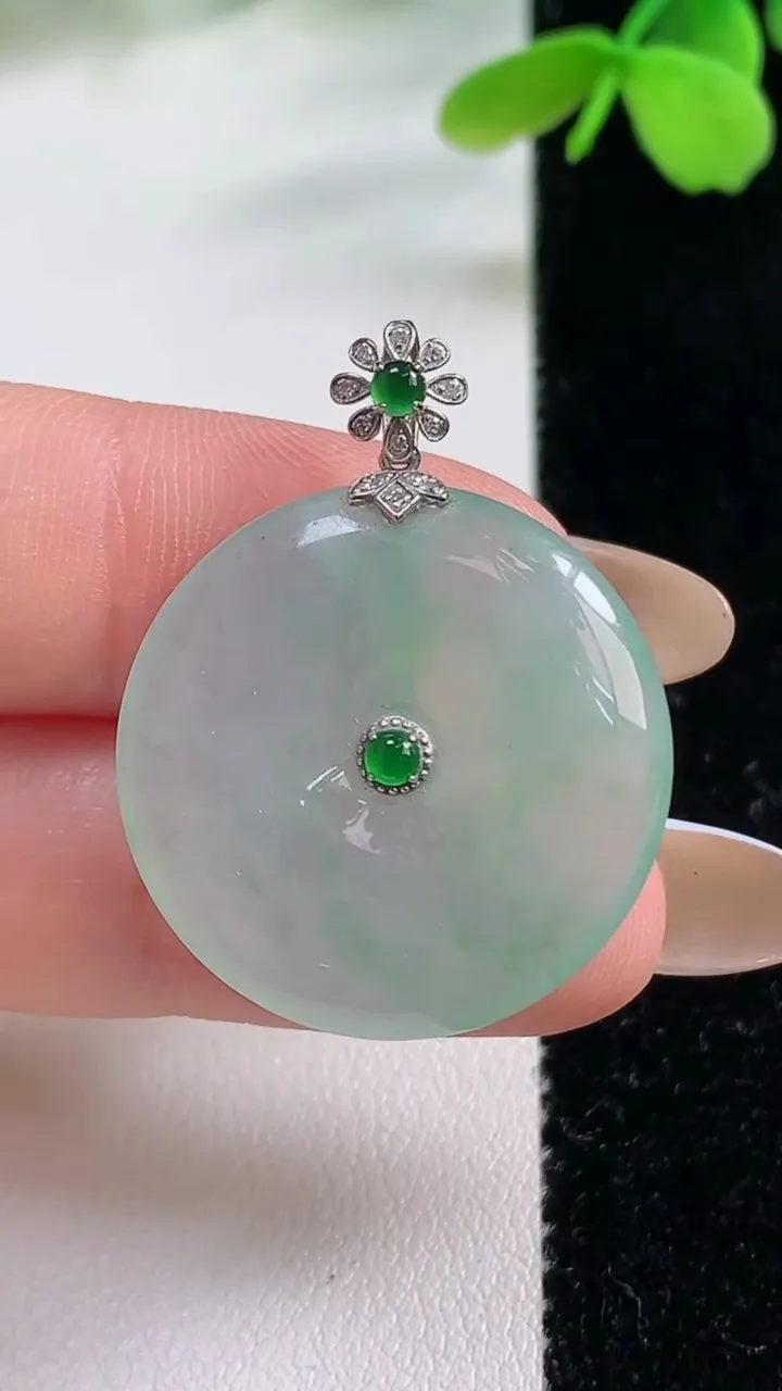 天然A货翡翠平安扣吊坠，尺寸25.3-4.8，重量:7.05g
11月2日