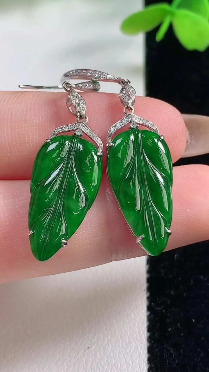 天然A货翡翠金枝玉叶叶子耳坠，尺寸19.6-10.7-3.8，重量:2.20g
11月2日