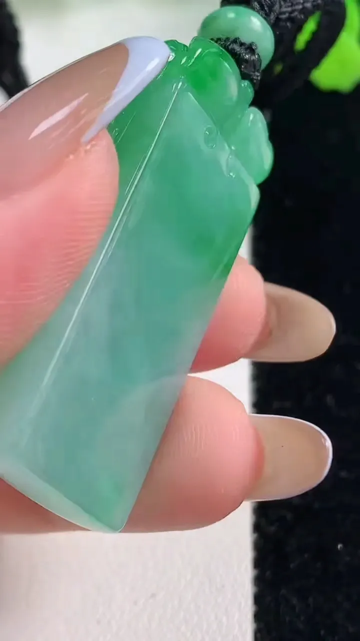 天然A货翡翠麒麟吊坠，尺寸42.5-18.2-14.4，重量:28.28g
11月2日