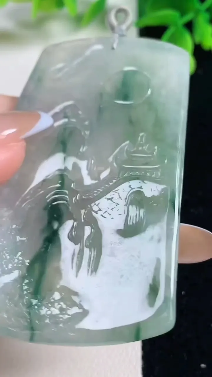 天然A货翡翠种飘花山水牌吊坠，尺寸71-40.8-6.3，重量:43.08g
11月2日