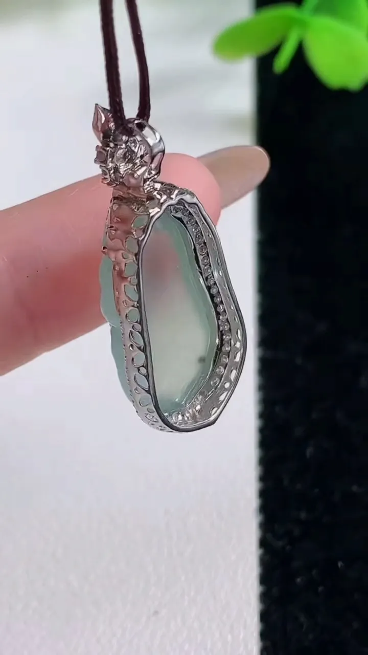 天然A货翡翠种飘花福瓜吊坠，尺寸29.6-13.2-7.3，裸石19.6-10.8重量:3.10g
11月2日