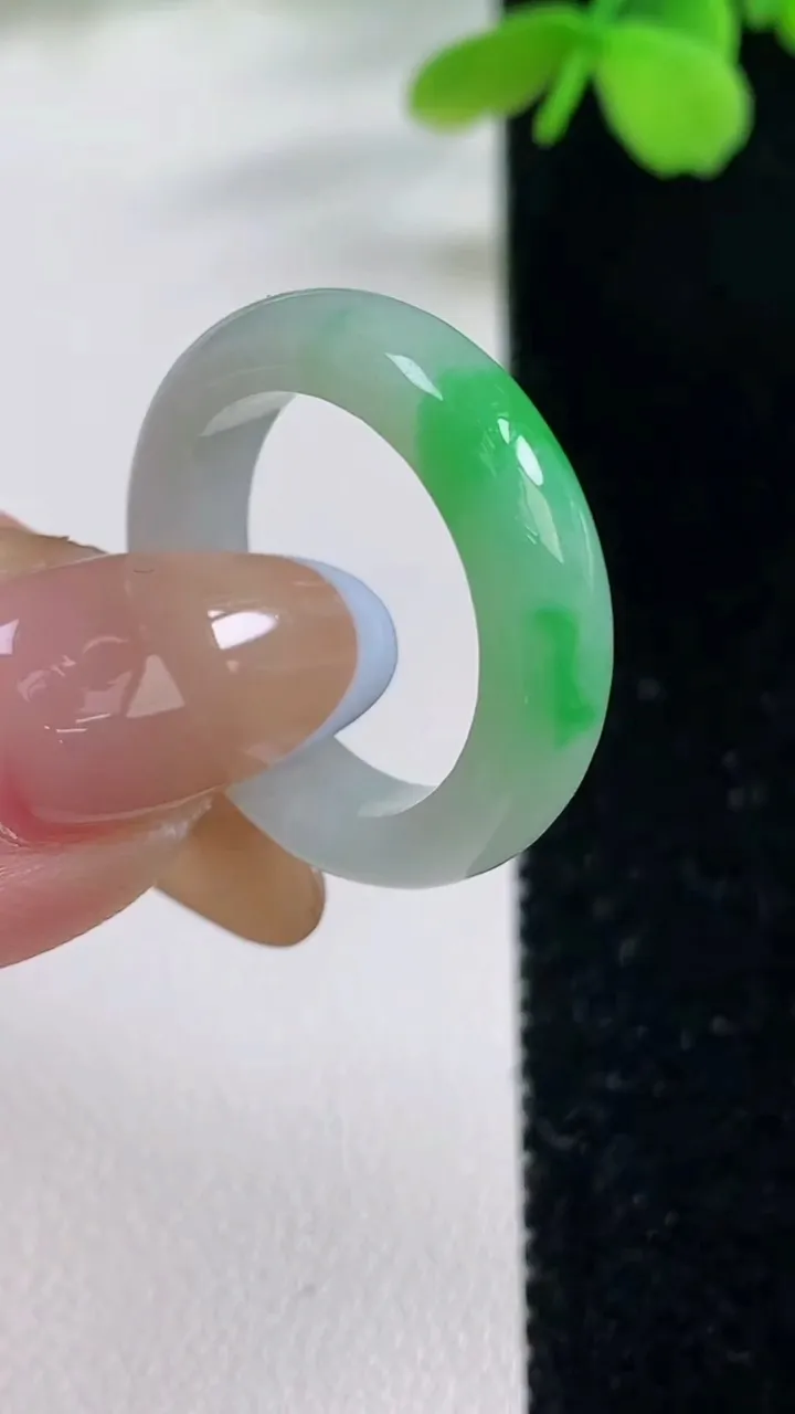 天然A货翡翠指环戒指，尺寸18-5.3-3.4，重量:4.05g2025年11月2日
工厂直销收藏佳