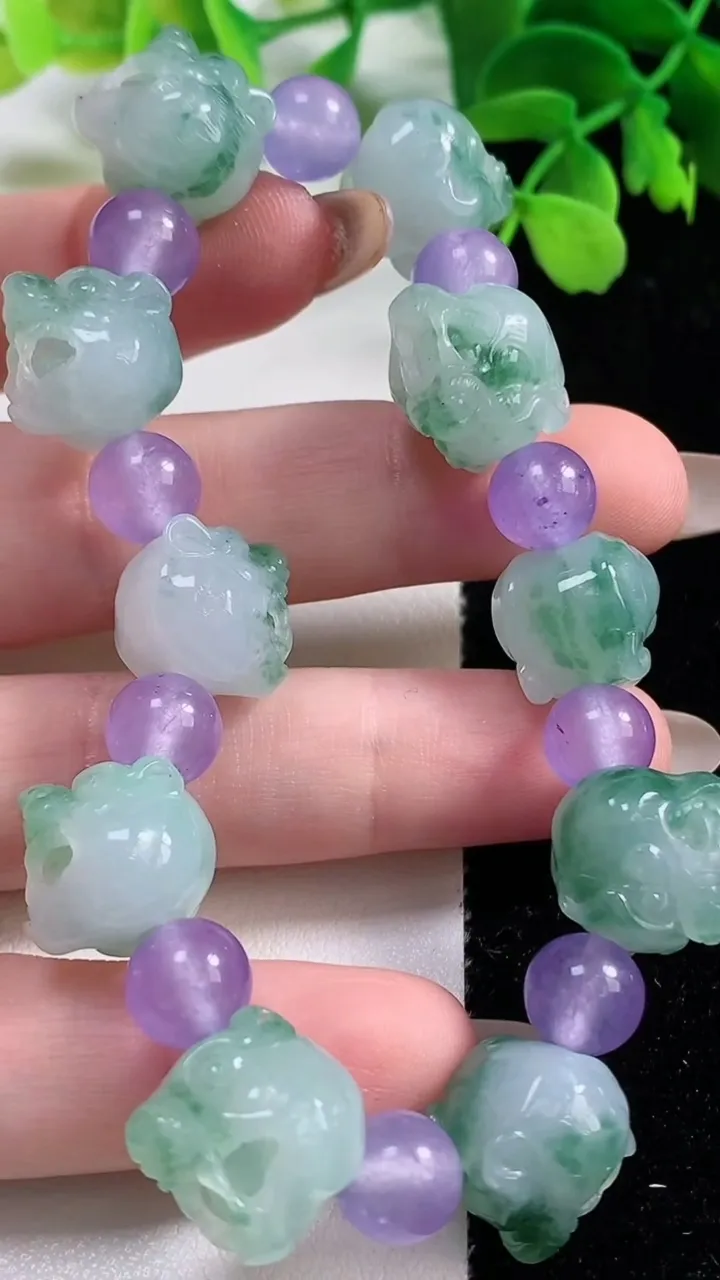 天然A货翡翠种飘花狼头手串，尺寸12.6-12-12.3-10颗，重量:42.01g11月2日
工厂直销收藏佳品,种好水足，色泽均匀，有种有色，上手高大气！