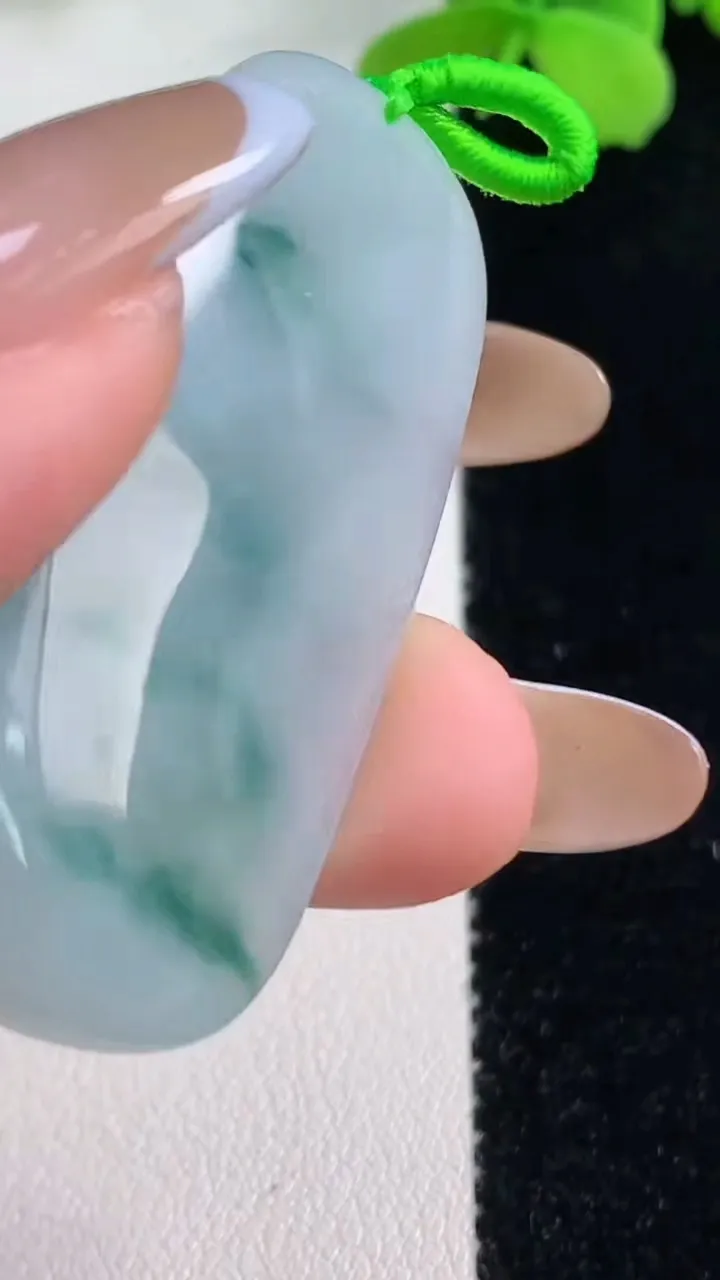 天然A货翡翠飘花悟道吊坠，尺寸47.7-20.2-8.4，重量:14.56g
11月2日