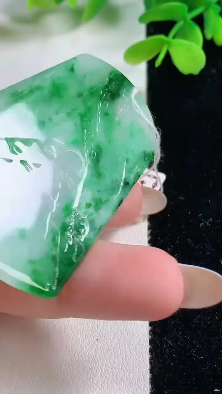 天然A货翡翠山水牌吊坠，尺寸57.5-36.4-5.2，重量:21.60g
11月2日