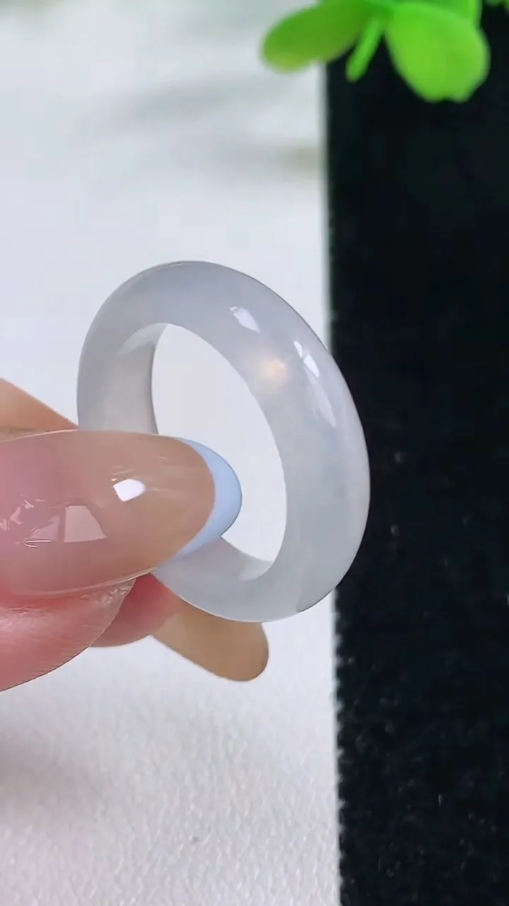 天然A货翡翠指环戒指，尺寸17.5-5.3-3.1，重量:3.62g2025年11月2日
工厂直销收藏佳品,种好水足，色泽均匀，有种有色，上手高大气！