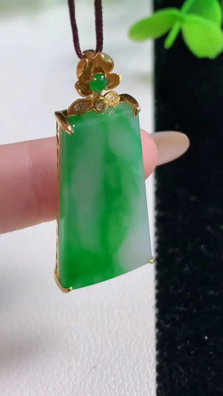 天然A货翡翠无事牌吊坠，尺寸31.7-15-5.2，重量:5.58g
11月2日