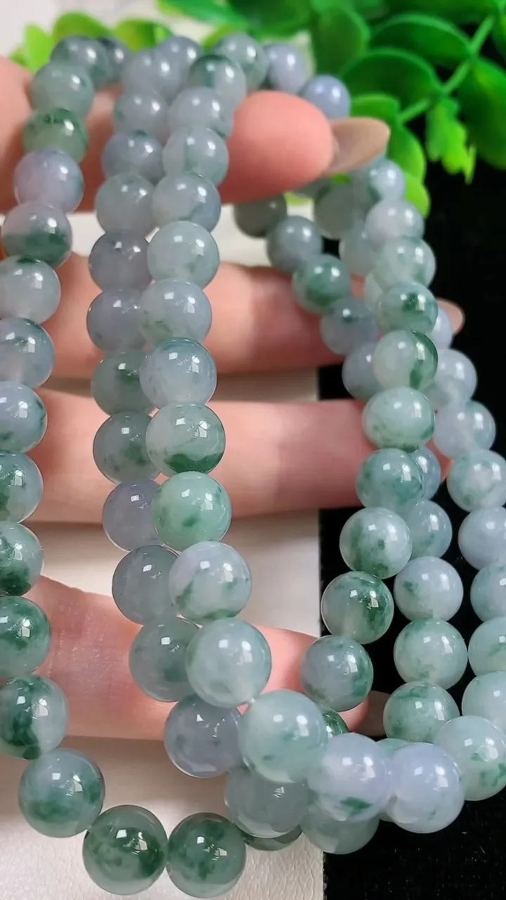 天然A货翡翠飘花圆珠项链，尺寸7.9-90颗，重量:75.71g
11月2日