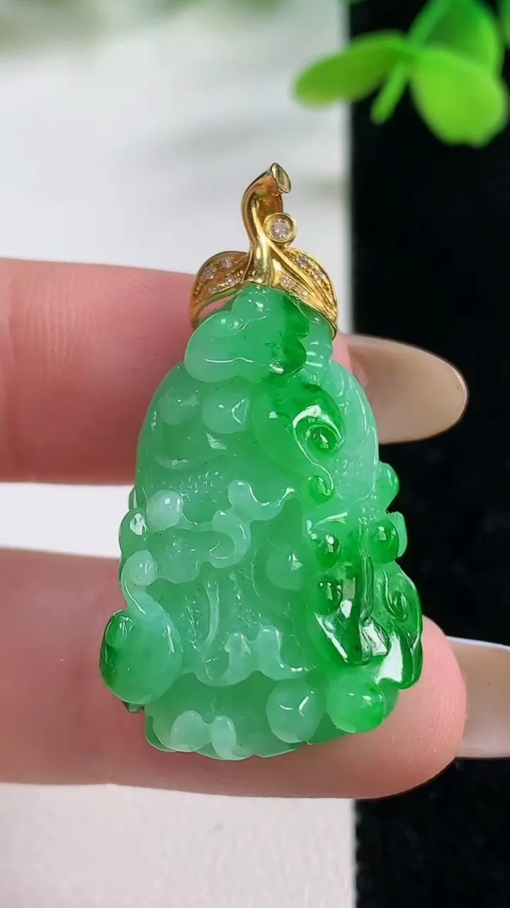 天然A货翡翠白菜吊坠，尺寸29.6-19-9.3，重量:9.95g
11月2日