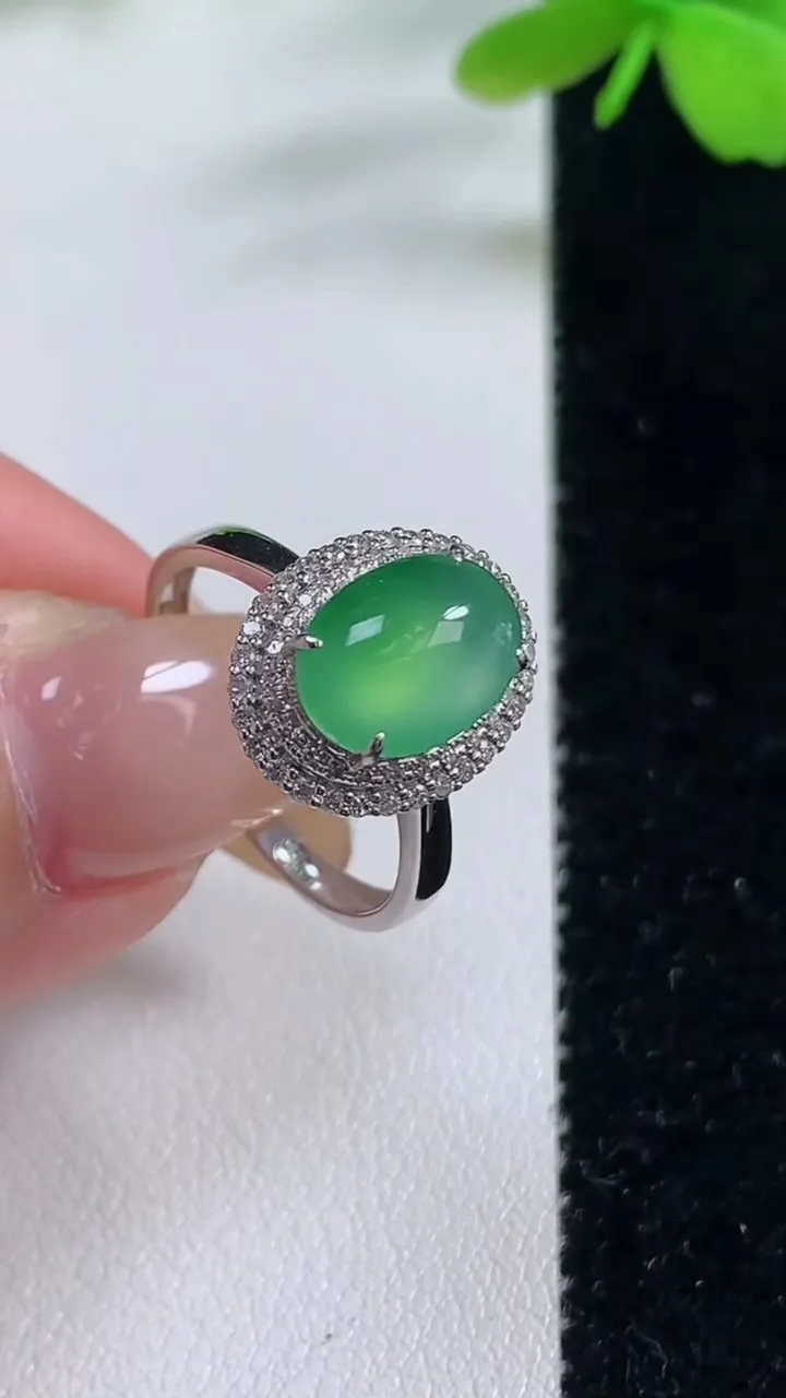 天然A货翡翠蛋面戒指，尺寸17.6-10-7.2-8.1，重量:2.70g2025年11月2日
工厂直销收藏佳品,种好水足，色泽均匀，有种有色，上手高大气！