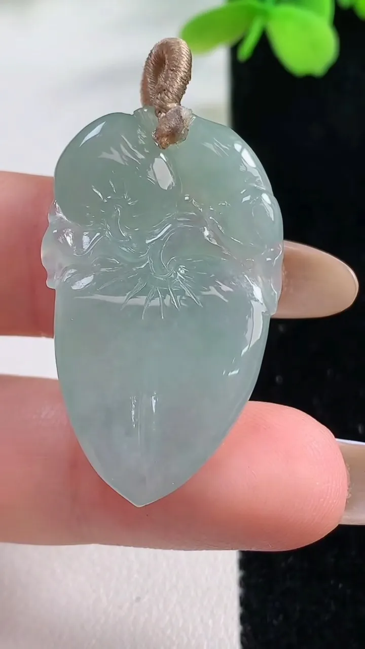 天然A货翡翠寿桃吊坠，尺寸34.5-21.8-6.3，重量:7.40g
11月2日