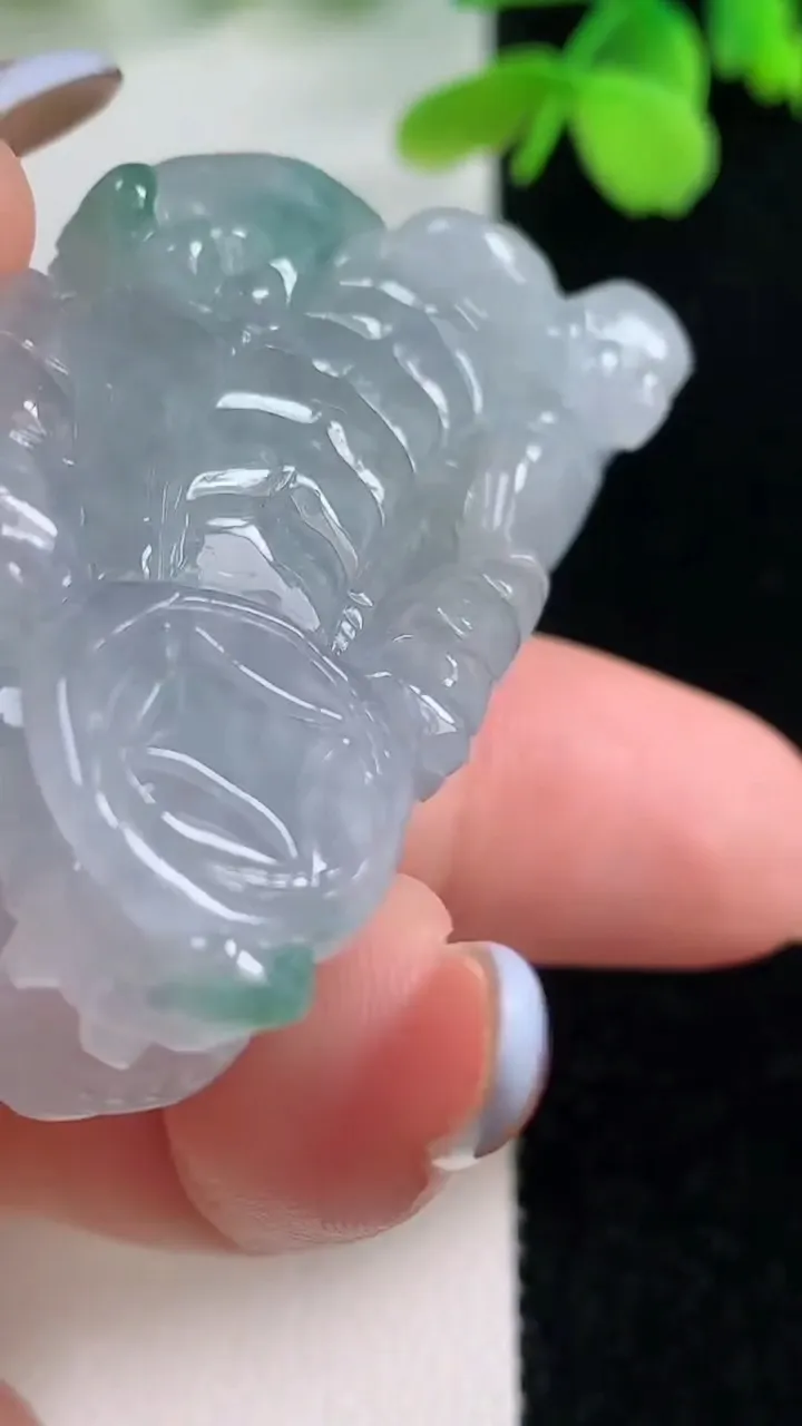 天然A货翡翠冰种飘花貔貅吊坠，尺寸51-25-14，重量:40.17g
11月2日