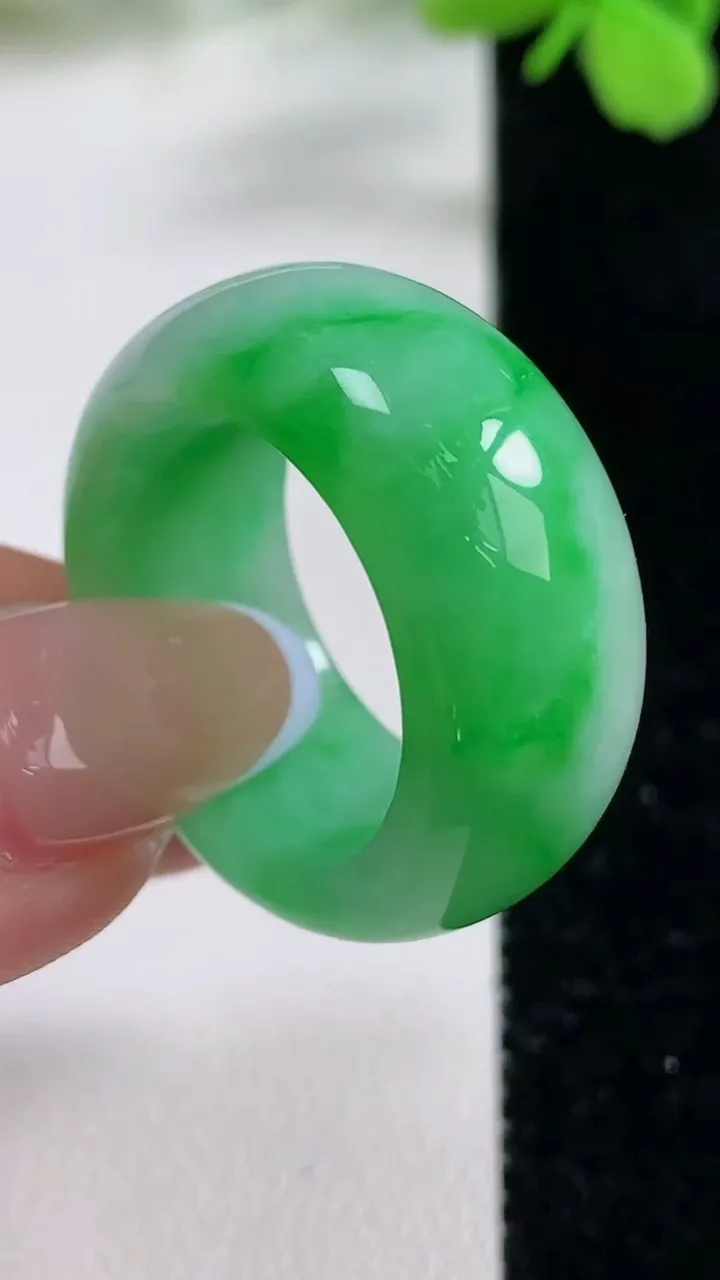 天然A货翡翠指环扳指，尺寸20.5-12-4.6，重量:13.22g2025年11月2日
工厂直销收