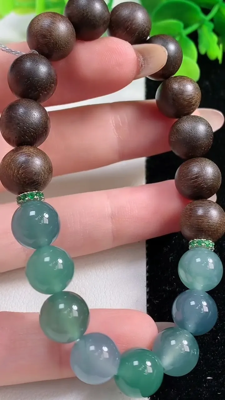 天然A货翡翠圆珠手串，尺寸9.7-8颗，重量:21.39g11月2日
工厂直销收藏佳品,种好水足，色