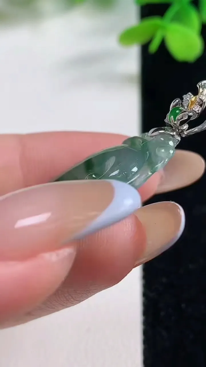 天然A货翡翠种飘花如意吊坠，尺寸32.7-19.5-4.3，重量:5.94g
11月2日