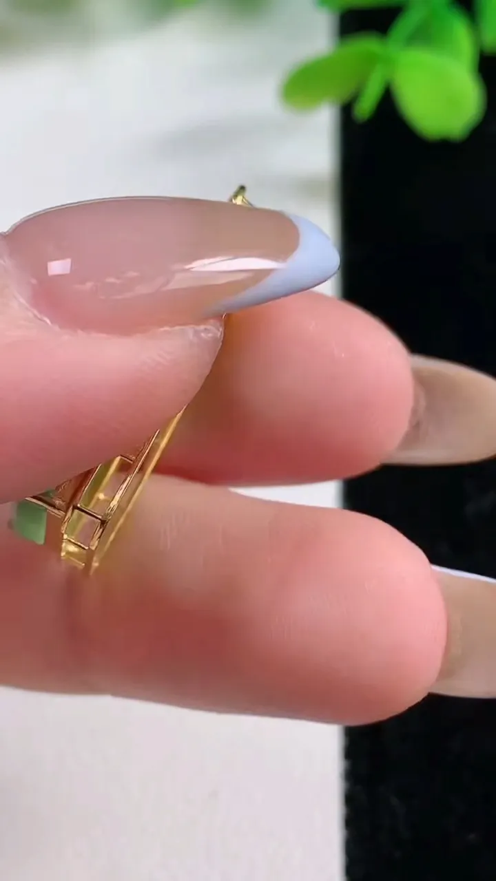 天然A货翡翠无事牌吊坠，尺寸28.7-13-6.6，裸石19.6-11.5重量:3.03g
11月2日