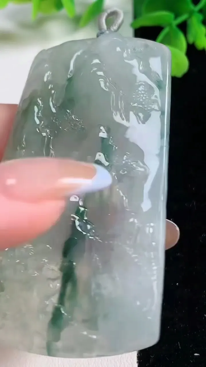 天然A货翡翠种飘花山水牌吊坠，尺寸71-40.8-6.3，重量:43.08g
11月2日