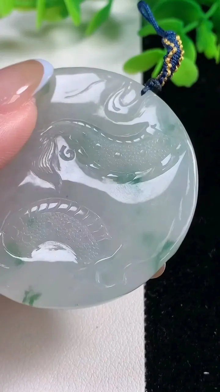 天然A货翡翠冰种飘花龙牌吊坠，尺寸52.8-10.2，重量:54.25g
11月2日