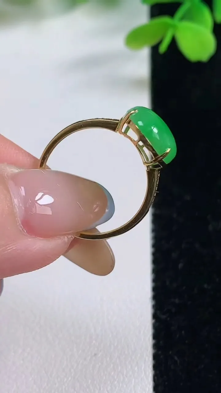 天然A货翡翠蛋面戒指，尺寸17.3-13.6-10-5.8，重量:2.26g2025年11月2日
工厂直销收藏佳品,种好水足，色泽均匀，有种有色，上手高大气！