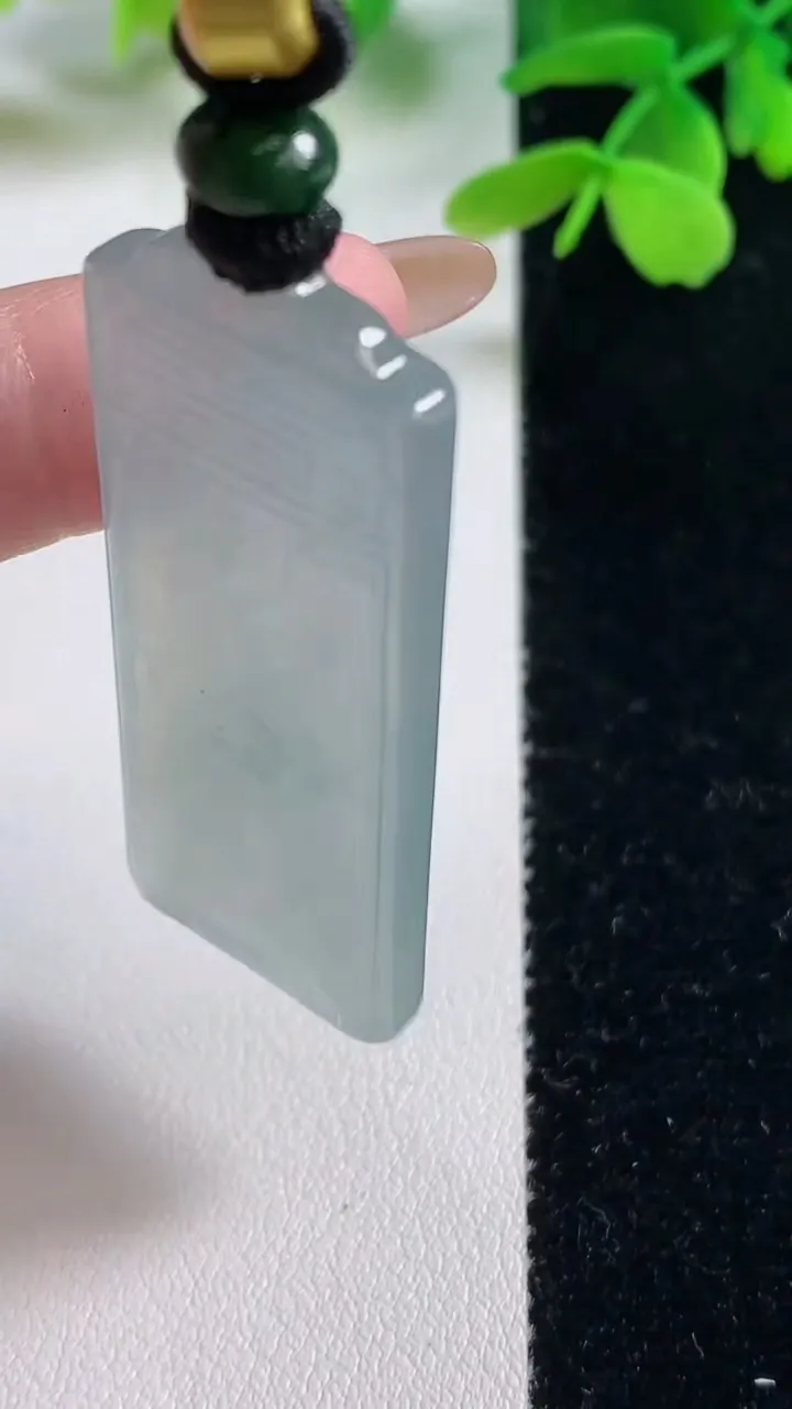 天然A货翡翠仿古无事牌吊坠，尺寸46.4-20-4.9，重量:18.55g
11月2日