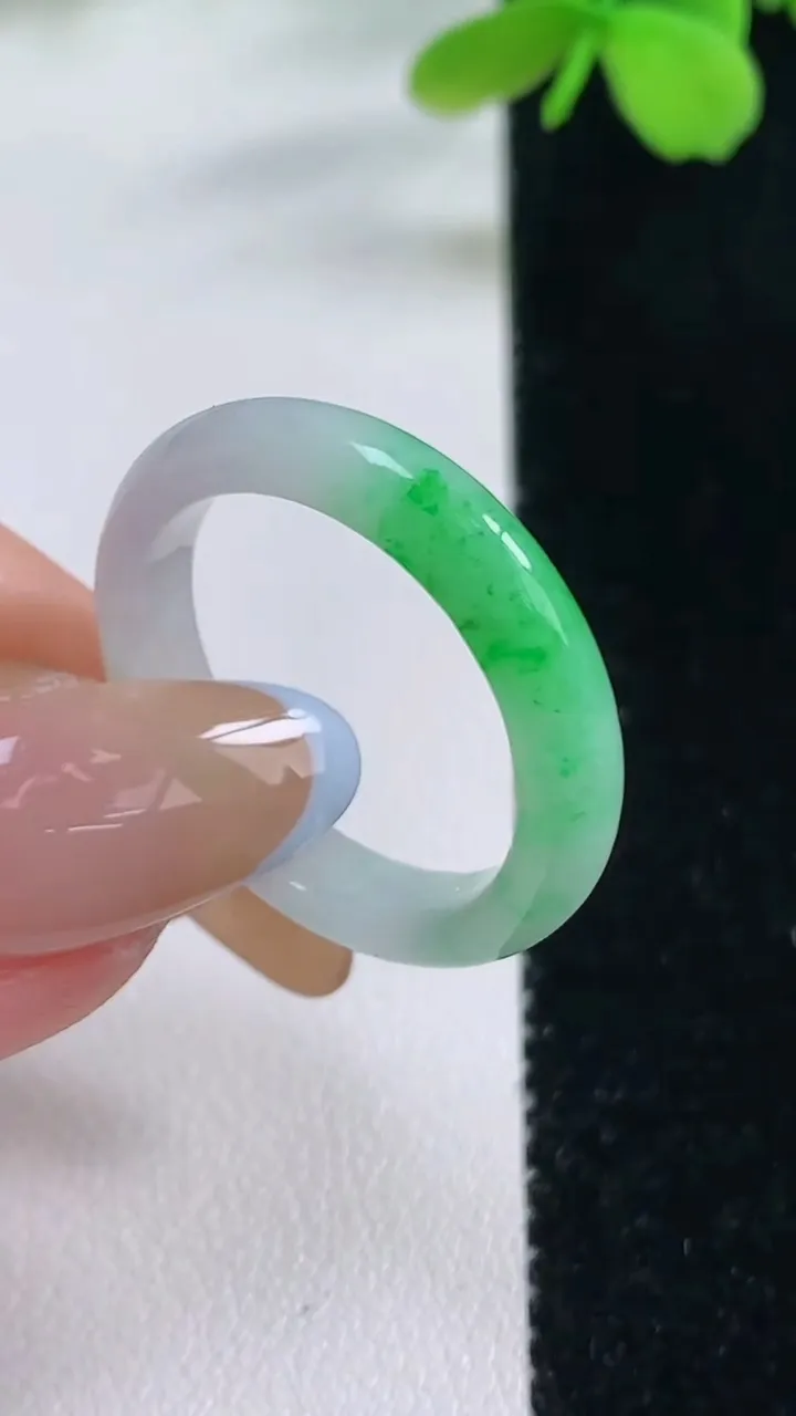 天然A货翡翠指环戒指，尺寸20-4.7-3.1，重量:3.49g2025年11月2日
工厂直销收藏佳品,种好水足，色泽均匀，有种有色，上手高大气！