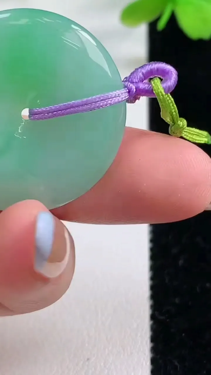 天然A货翡翠平安扣吊坠，尺寸28.5-4.6，重量:8.49g
11月2日