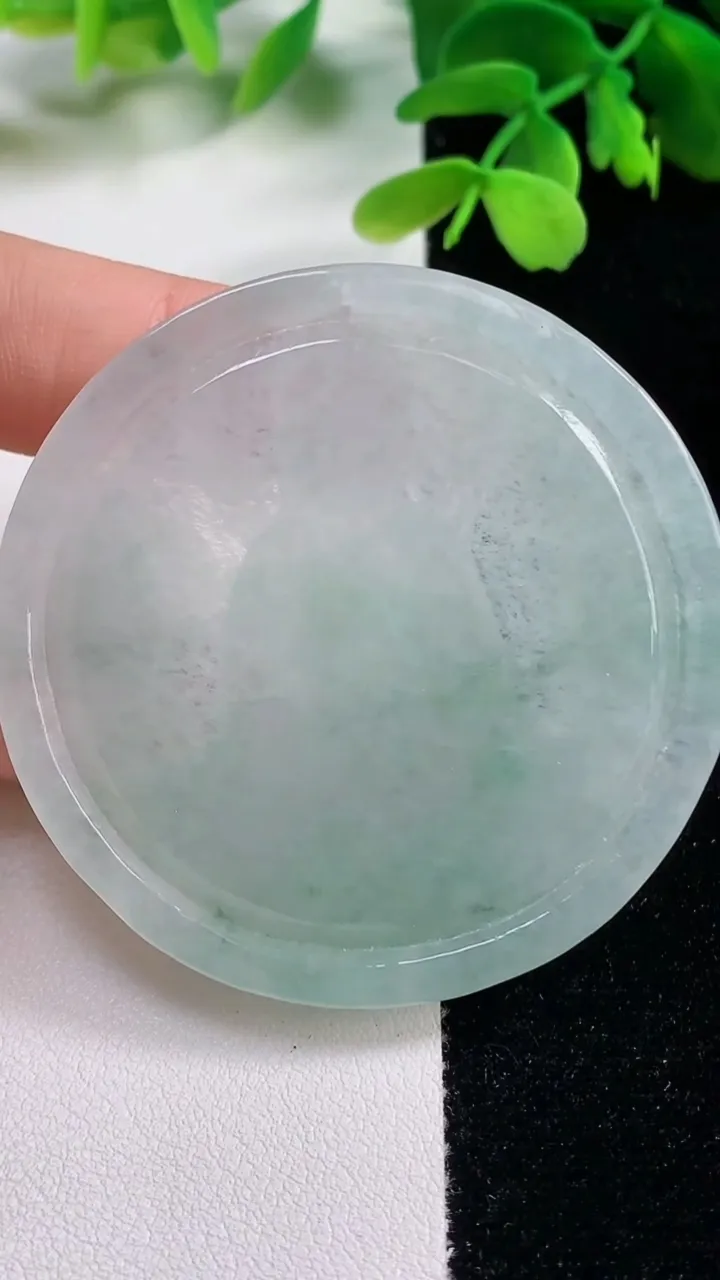 天然A货翡翠冰种飘花观音菩萨吊坠，尺寸54-4.8，重量:29.62g
11月2日