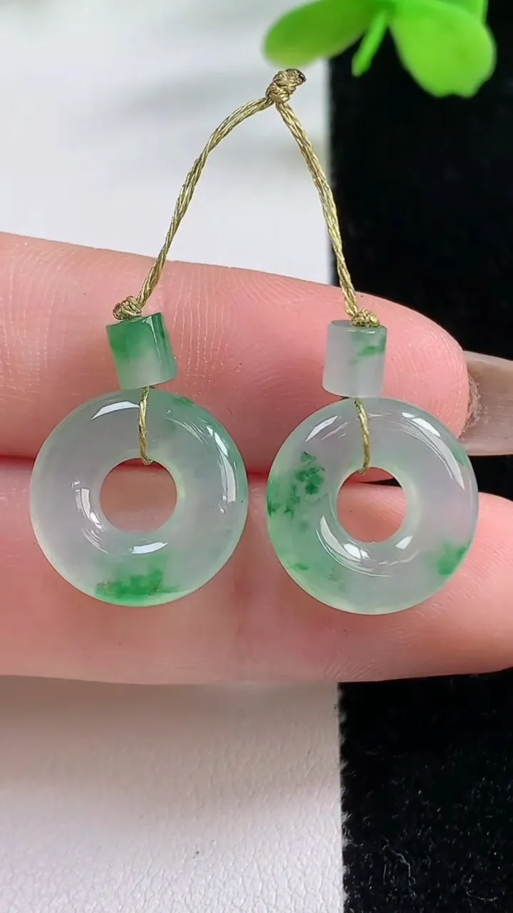 天然A货翡翠平安环吊坠一对，尺寸14.8-3.5，重量:5.90g
11月2日