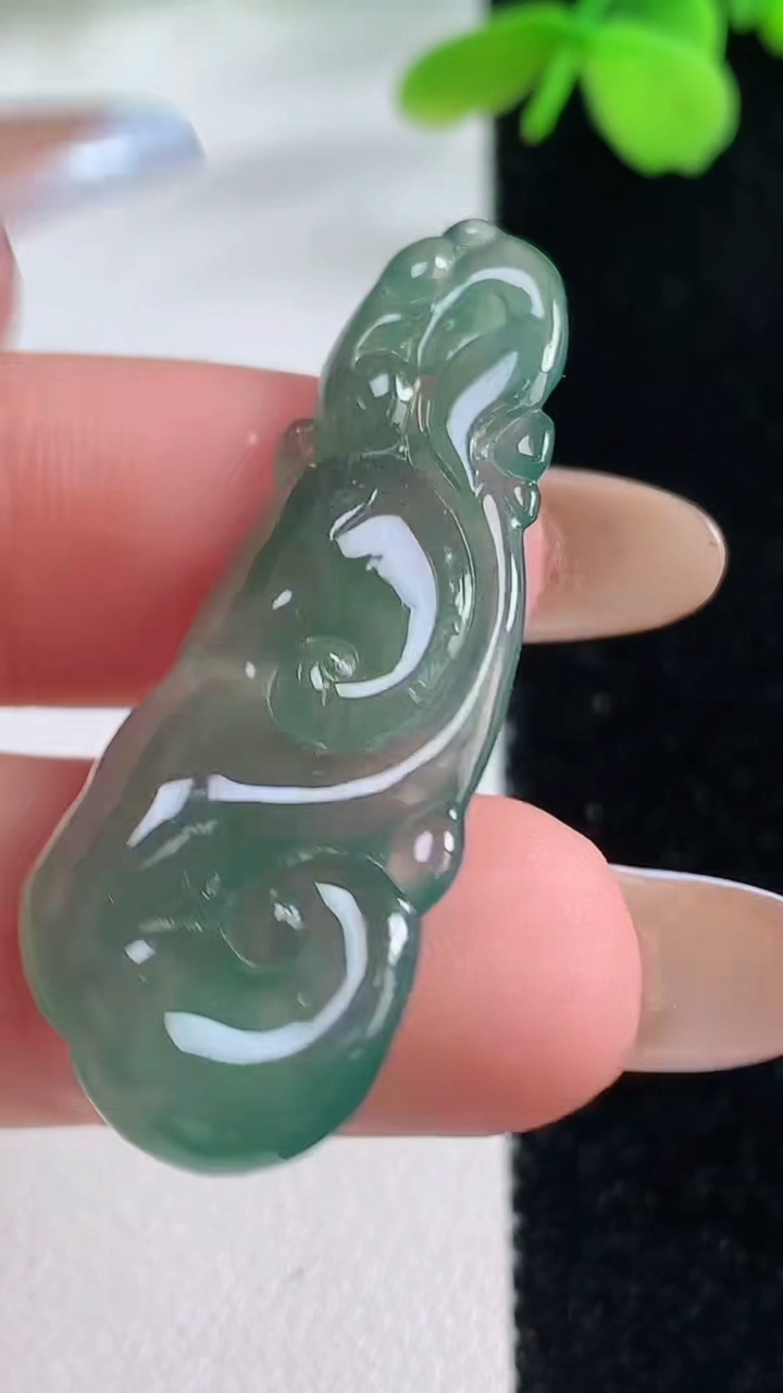 天然A货翡翠如意吊坠，尺寸41.8-16.2-3.2，重量:5.54g
11月2日