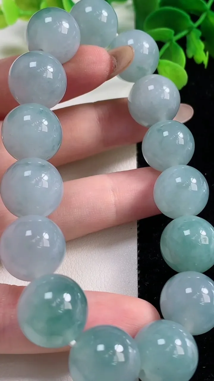 天然A货翡翠飘花圆珠手串，尺寸14.2-15颗，重量:77.26g11月2日
工厂直销收藏佳品,种好水足，色泽均匀，有种有色，上手高大气！