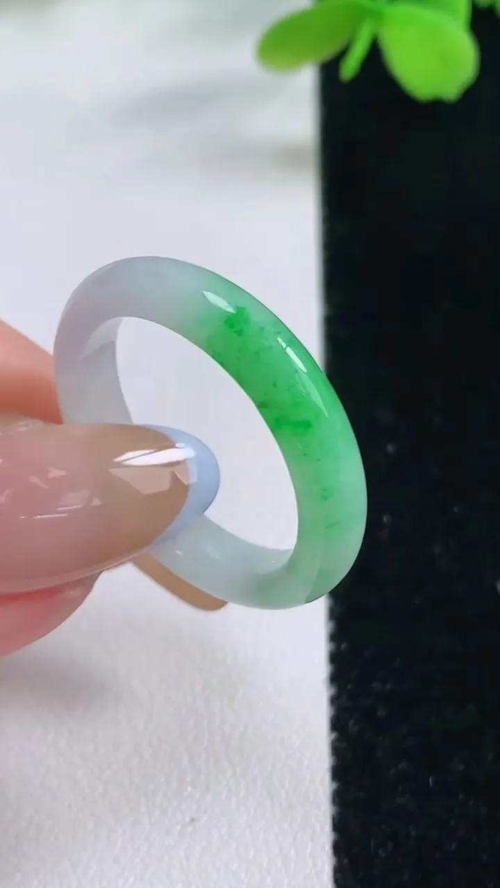 天然A货翡翠指环戒指，尺寸20-4.7-3.1，重量:3.49g2025年11月2日
工厂直销收藏佳品,种好水足，色泽均匀，有种有色，上手高大气！