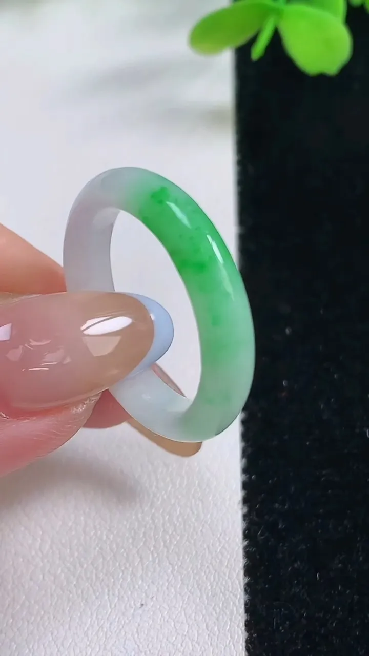 天然A货翡翠指环戒指，尺寸20-4.7-3.1，重量:3.49g2025年11月2日
工厂直销收藏佳品,种好水足，色泽均匀，有种有色，上手高大气！